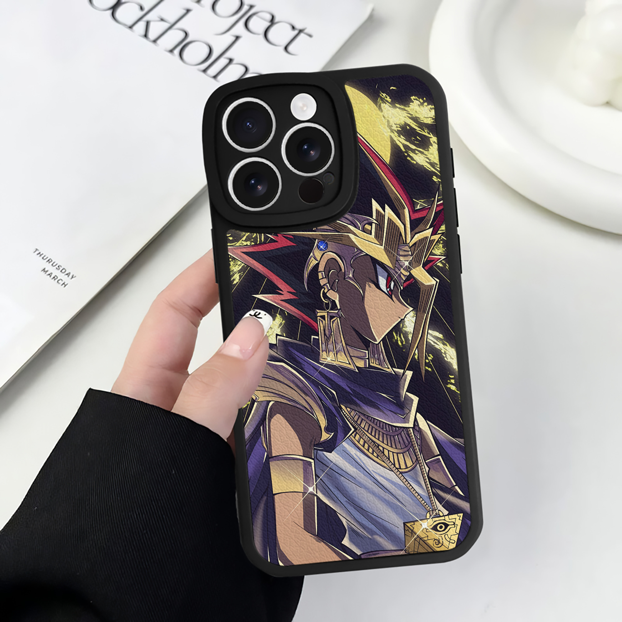 （画像用） 遊☆戯☆王 Yu-Gi-Oh! 【iPhone 16シリーズ対応】シリコンスマホケース（レザー調） 材質：シリコン
